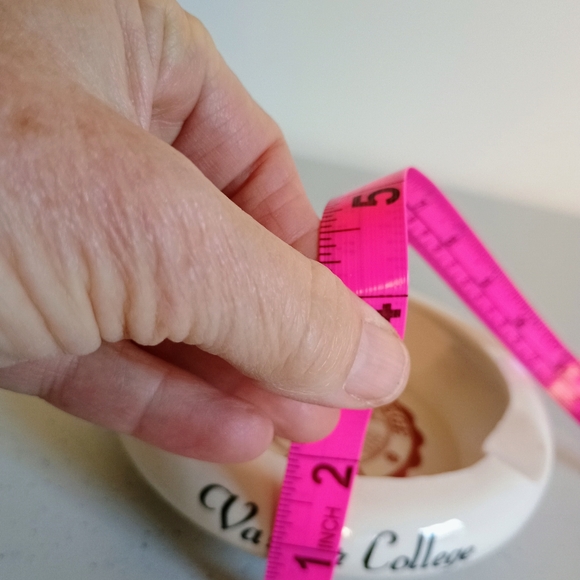 1960s vintage Vassar College logo ceramic ashtray cream and red - Picture 11 of 11